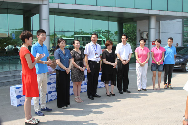 市廣電總臺和愛心企業慰問海通公交公司一線員工