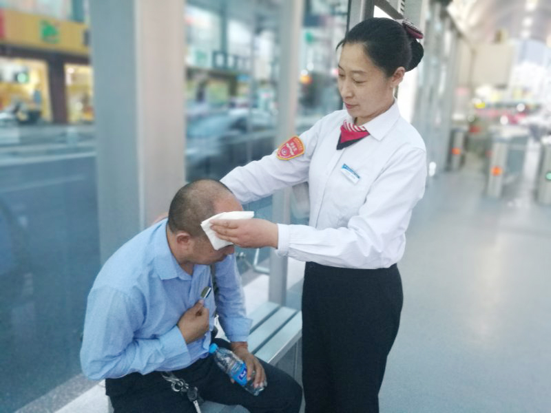 公交集團快速公司站務(wù)員熱心幫助生病老人獲稱贊