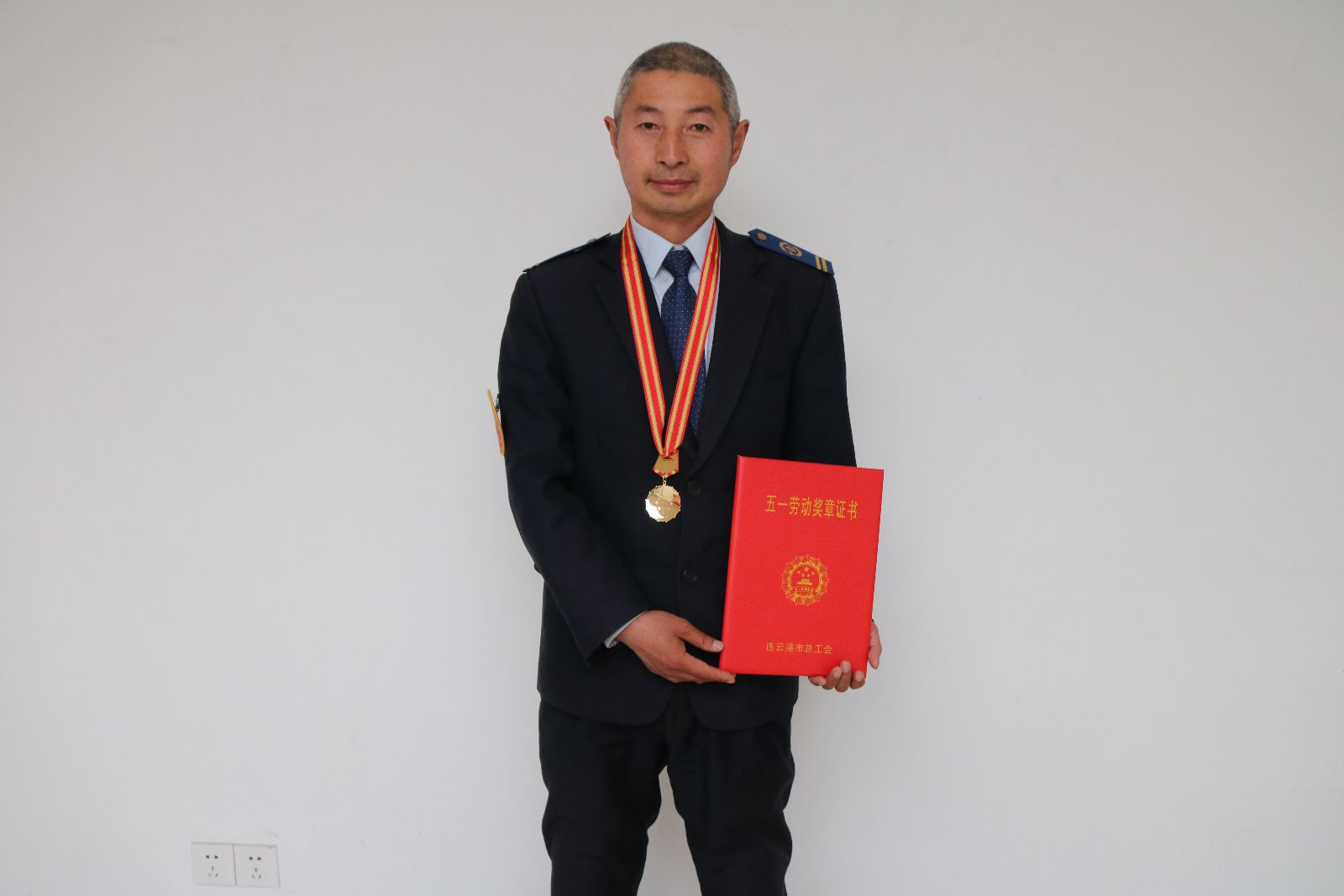 公交集團駕駛員劉明榮獲連云港市五一勞動獎?wù)?/></a></em>
        <div>
        <span><a href=