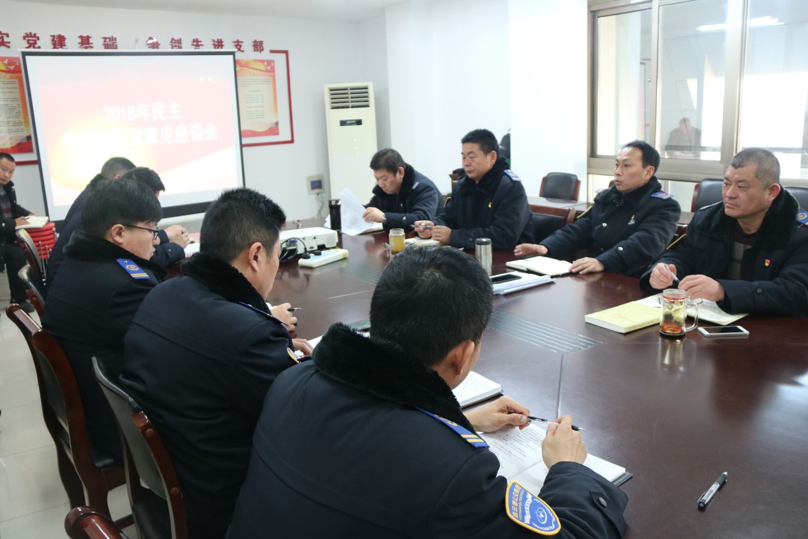 公交集團(tuán)快速公交事業(yè)部開展民主生活征求意見座談會