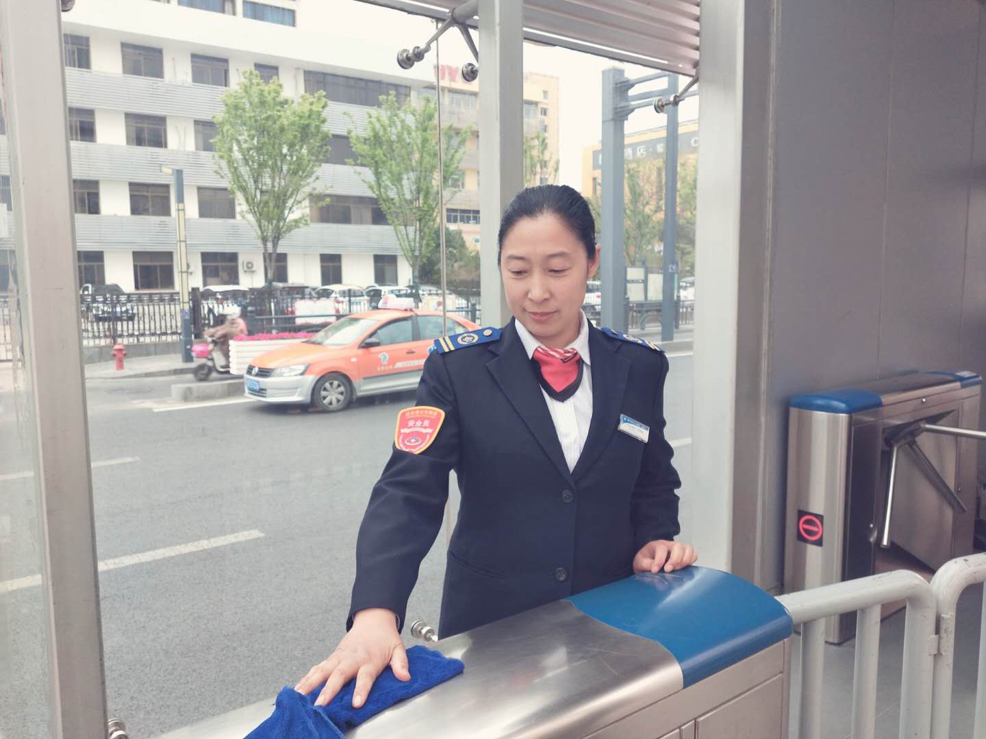 愛崗敬業(yè)的站務(wù)員