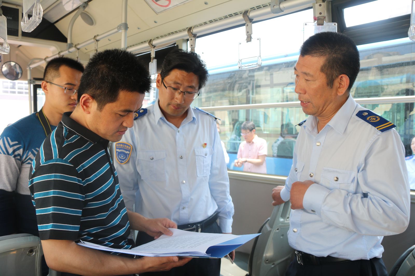 市交通局運管處領導來到海州客運站檢查公交創文工作