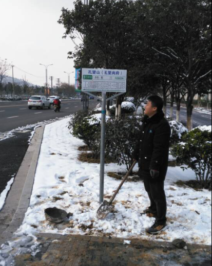 海通公交公司對市區(qū)公交站牌進(jìn)行全面排查整頓